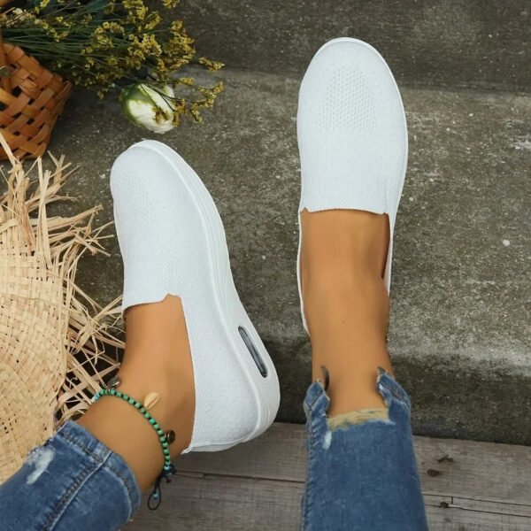 Chaussures orthopédiques femme pieds larges sur les pieds d'une femme