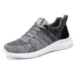 Chaussures orthopédiques pour homme au design moderne sur fond blanc