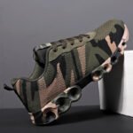 Baskets pour homme orthopédique avec camouflage militaire contre un support blanc sur fond gris