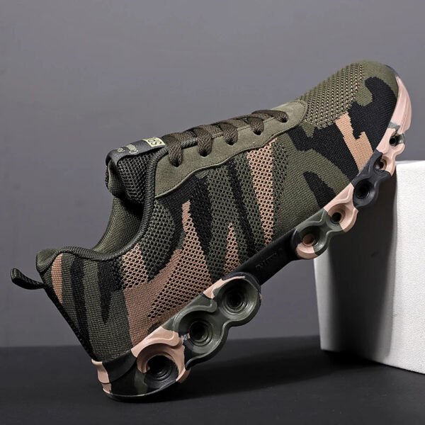Baskets pour homme orthopédique avec camouflage militaire contre un support blanc sur fond gris