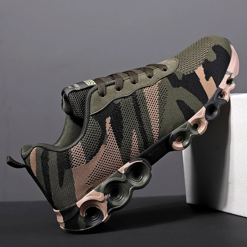 Baskets pour homme orthopédique avec camouflage militaire contre un support blanc sur fond gris