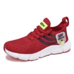 Baskets pour homme orthopédiques rouges et confortables sur fond blanc