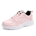 Baskets orthopédiques pour femme roses et classes sur fond blanc
