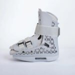 Botte orthopédique femme style attelle avec motifs sur fond gris