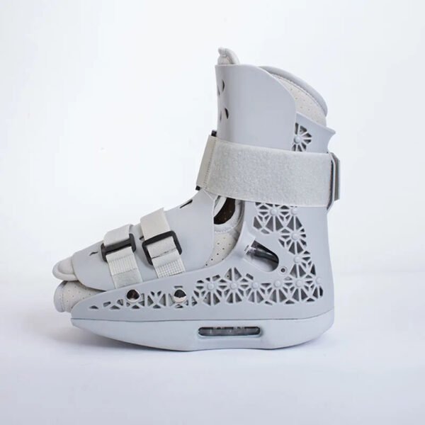 Botte orthopédique femme style attelle avec motifs sur fond gris