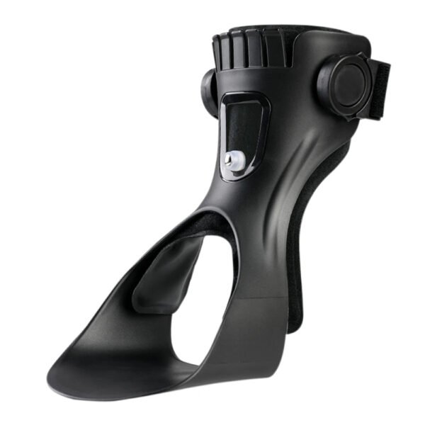 Chaussure attelle cheville avec airbag sur fond blanc