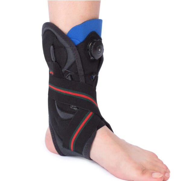 Chaussure avec attelle cheville à bouton rotatif sur fond blanc