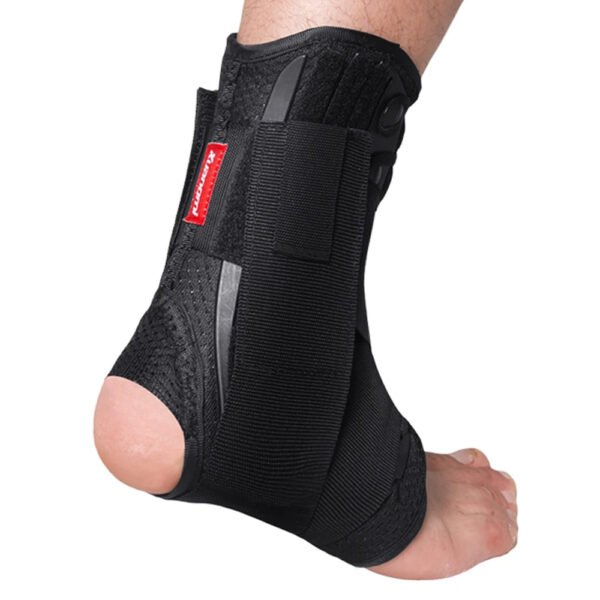 Chaussure pour attelle cheville noire sur une cheville