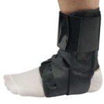 Chaussure pour attelle cheville en nylon sur une cheville sur fond blanc