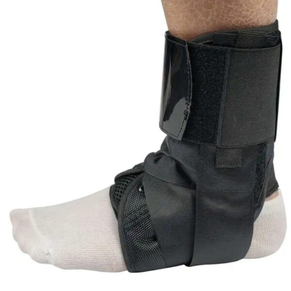 Chaussure pour attelle cheville en nylon sur une cheville sur fond blanc