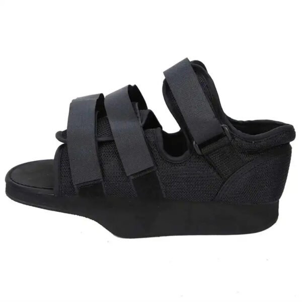 Chaussure de barouk ouverte et antidérapante sur fond blanc