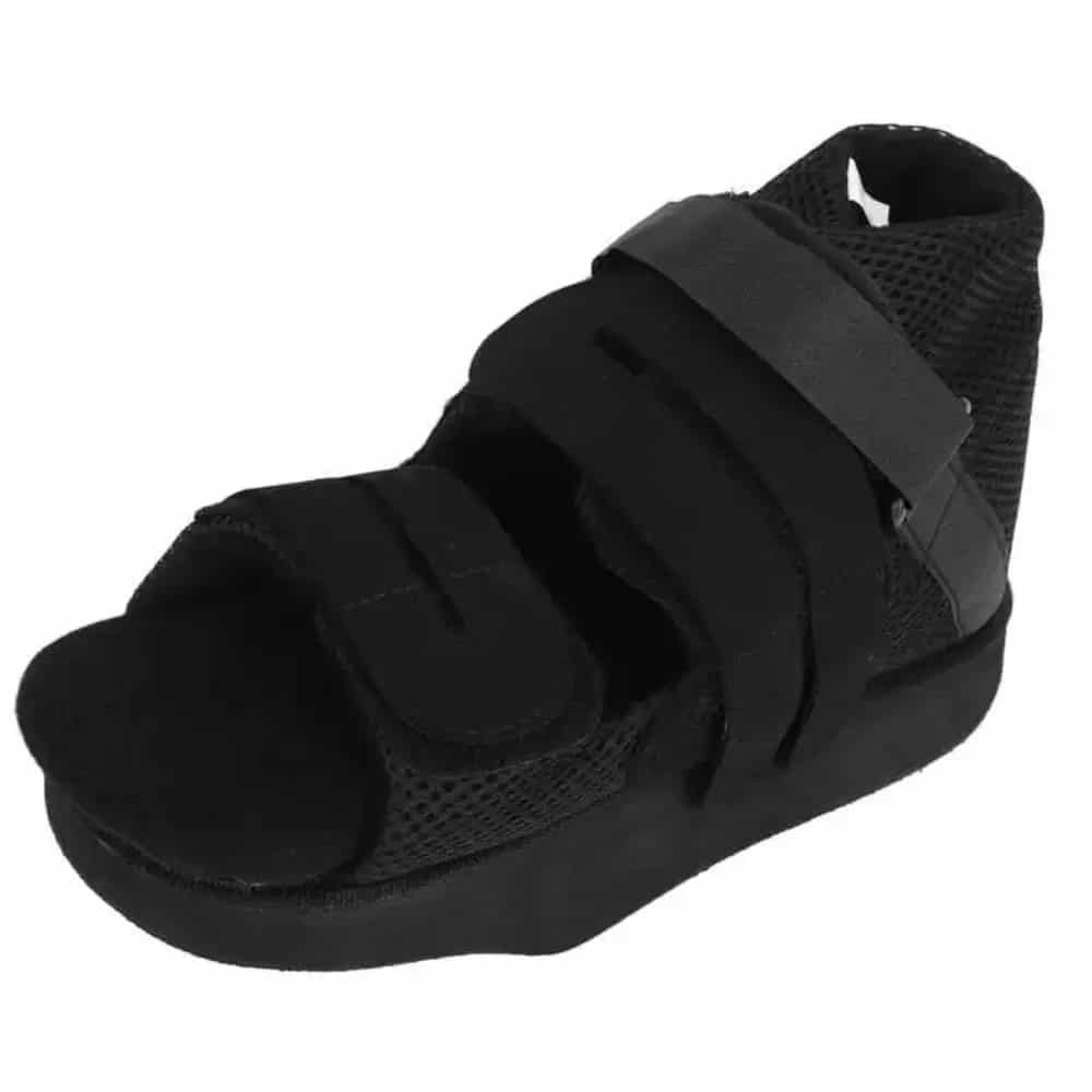 Chaussure barouk à velcros sur fond blanc