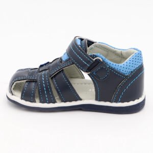 Chaussure bébé orthopédique bleue et noire sur fond gris