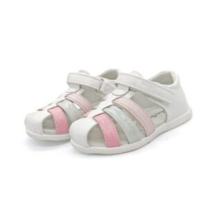 Chaussure bébé orthopédique blanche et rose en cuir sur fond blanc
