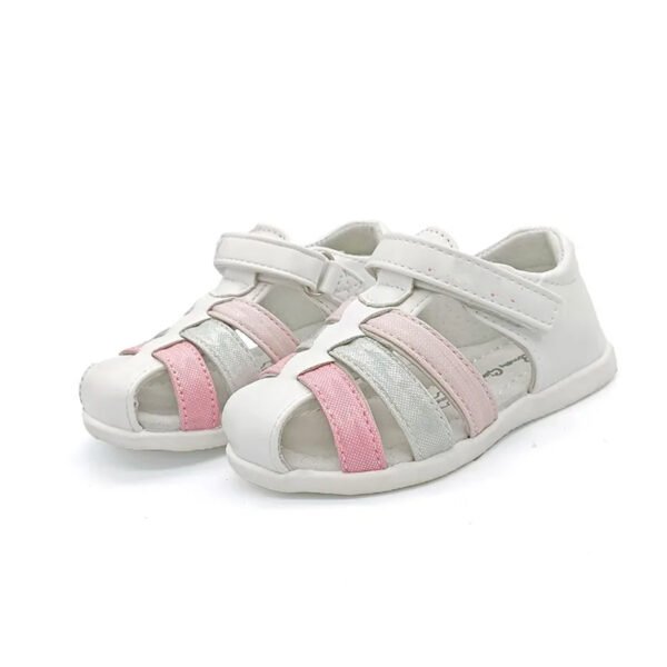 Chaussure bébé orthopédique blanche et rose en cuir sur fond blanc