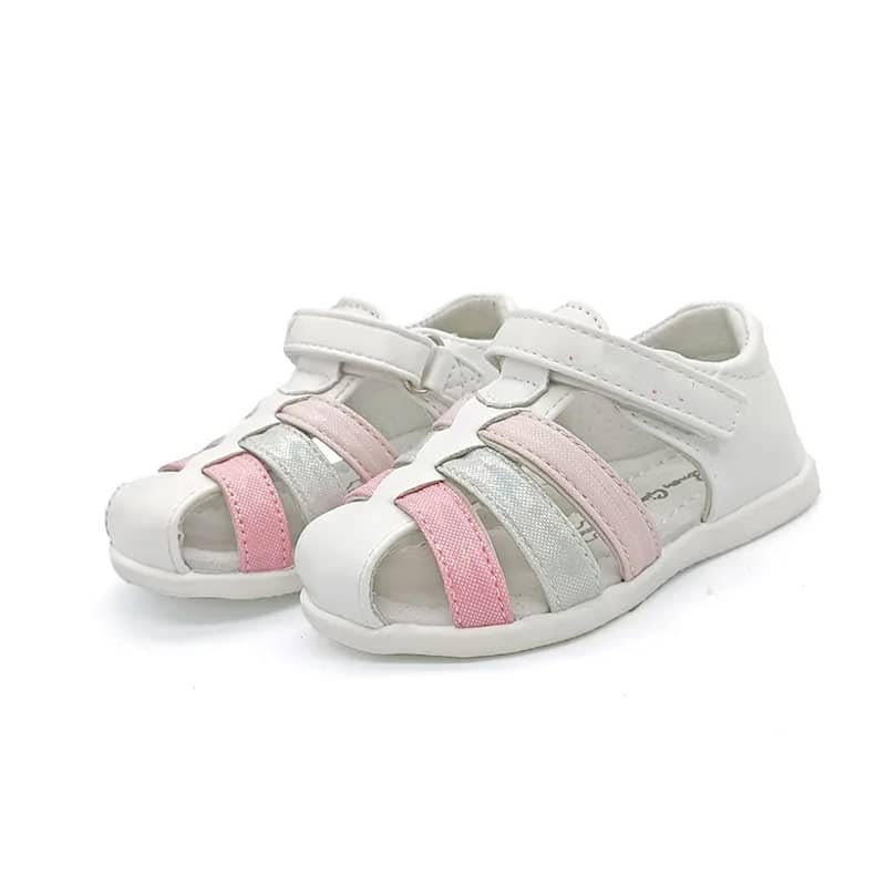 Chaussure bébé orthopédique blanche et rose en cuir sur fond blanc
