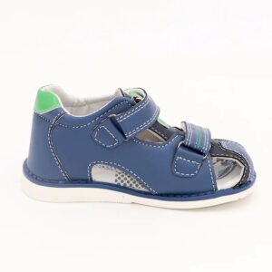 Chaussure bébé orthopédique bleue à scratchs sur fond gris
