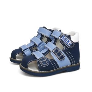Chaussure bébé orthopédique avec lanières à scratch sur fond blanc