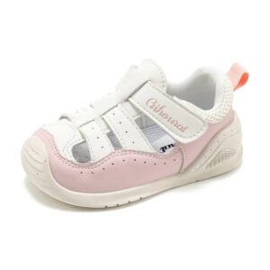 Chaussure bébé orthopédique moderne en cuir sur fond blanc