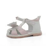 Chaussure bébé orthopédique tendance en cuir sur fond blanc