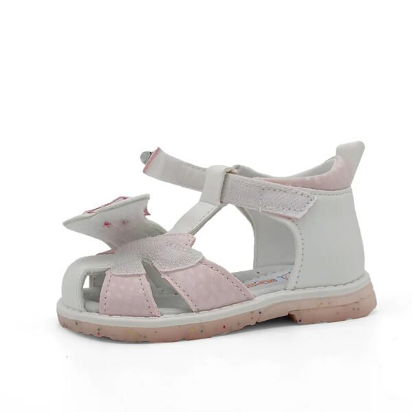 Chaussure bébé orthopédique tendance en cuir sur fond blanc