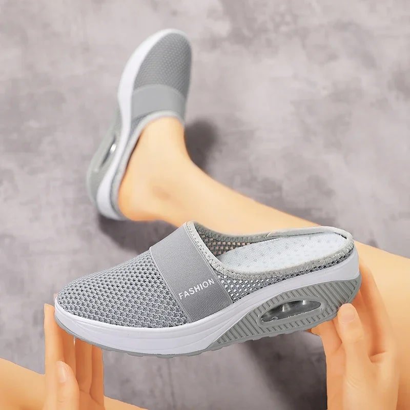 chaussure_orthopedique_femme_grise_enfiler_01