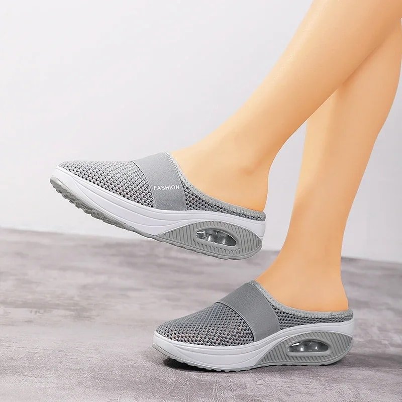 chaussure_orthopedique_femme_grise_enfiler_02