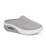 Chaussure orthopedique pour femme grise à enfiler sur fond blanc