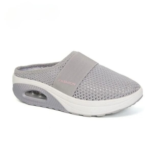Chaussure orthopedique pour femme grise à enfiler sur fond blanc