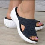 Chaussure orthopedique femme légère en tissu élastique sur une femme