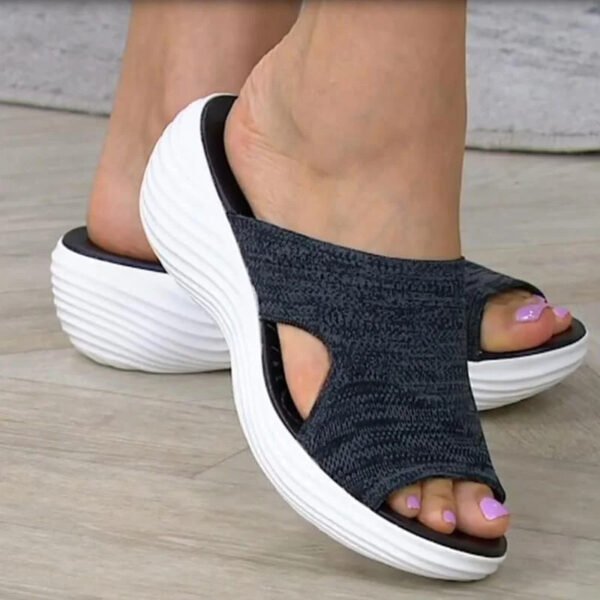 Chaussure orthopedique femme légère en tissu élastique sur une femme