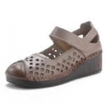 Chaussure orthopedique femme marron à talon compensé sur fond blanc