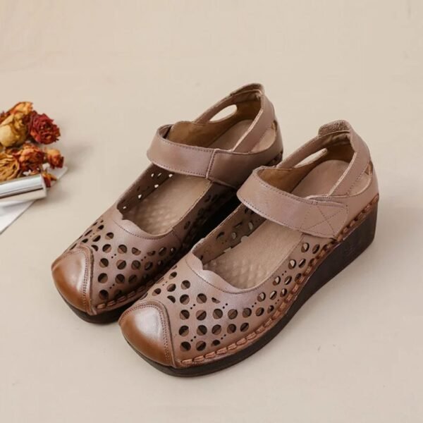 Chaussure orthopedique femme marron à talon compensé – Image 3