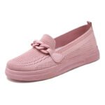 Chaussure orthopedique femme moderne et rose sur fond blanc