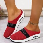 Chaussure orthopedique pour femme rouge et décontractée sur les pieds d'une femme