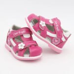 Chaussure orthopédique fillette rose avec fleur sur fond gris