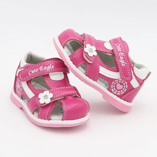 Chaussure orthopédique fillette rose avec fleur sur fond gris