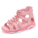 Chaussure orthopédique fillette rose de style gladiateur sur fond blanc