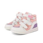 Chaussure orthopédique fillette à scratchs en cuir sur fond blanc