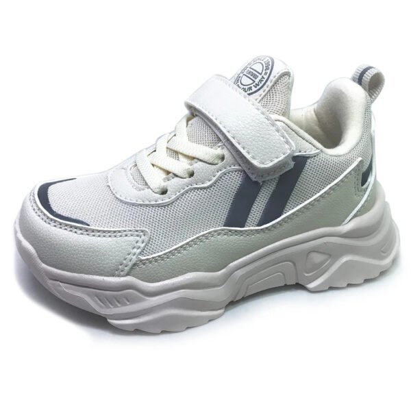 Chaussure orthopédique garçon blanche en maille sur fond blanc
