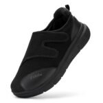 Chaussure orthopédique homme moderne et décontractée sur fond blanc