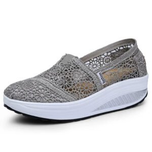 Chaussure orthopédique personne âgée aérée avec motif floral sur fond blanc