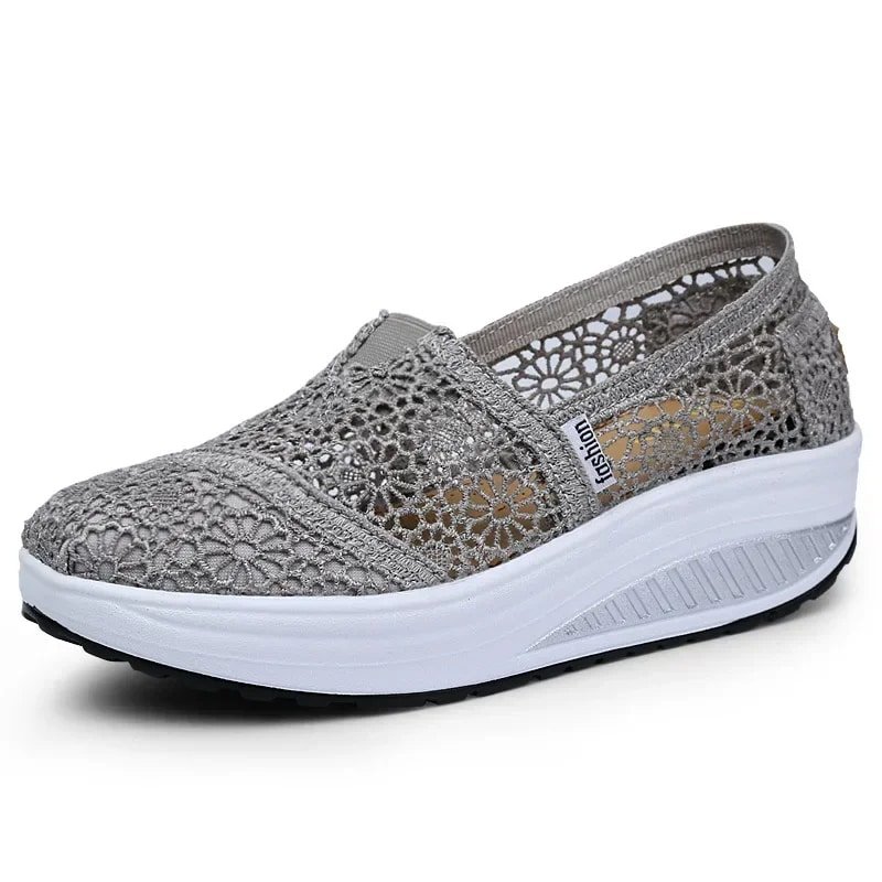 Chaussure orthopédique personne âgée aérée avec motif floral sur fond blanc