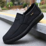 Chaussure orthopédique pied plat respirante sans lacet posée contre un trottoir