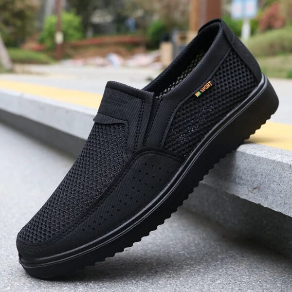 Chaussure orthopédique pied plat respirante sans lacet posée contre un trottoir