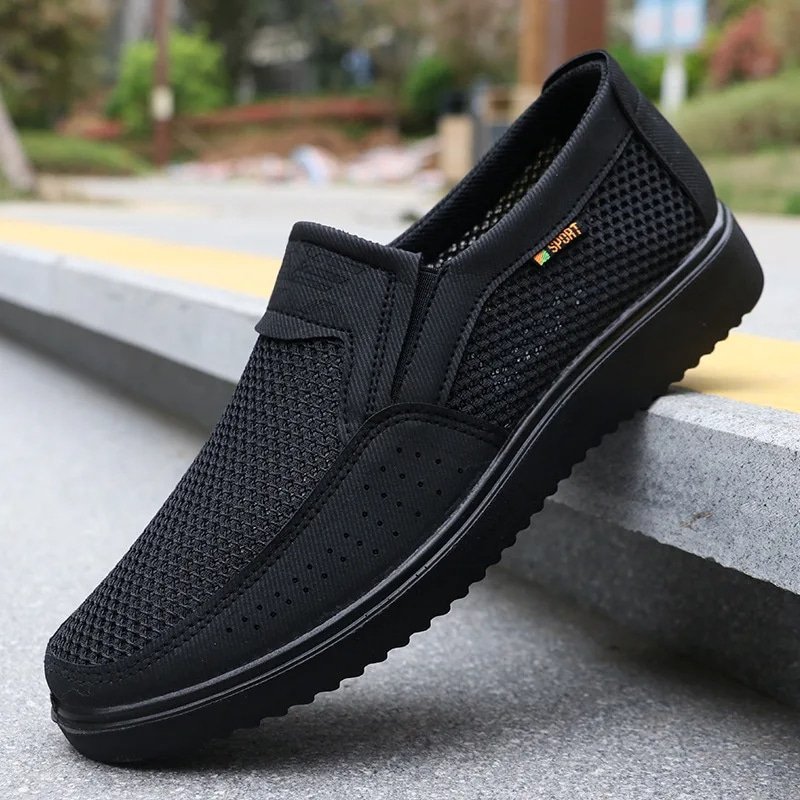 Chaussure orthopédique pied plat respirante sans lacet posée contre un trottoir