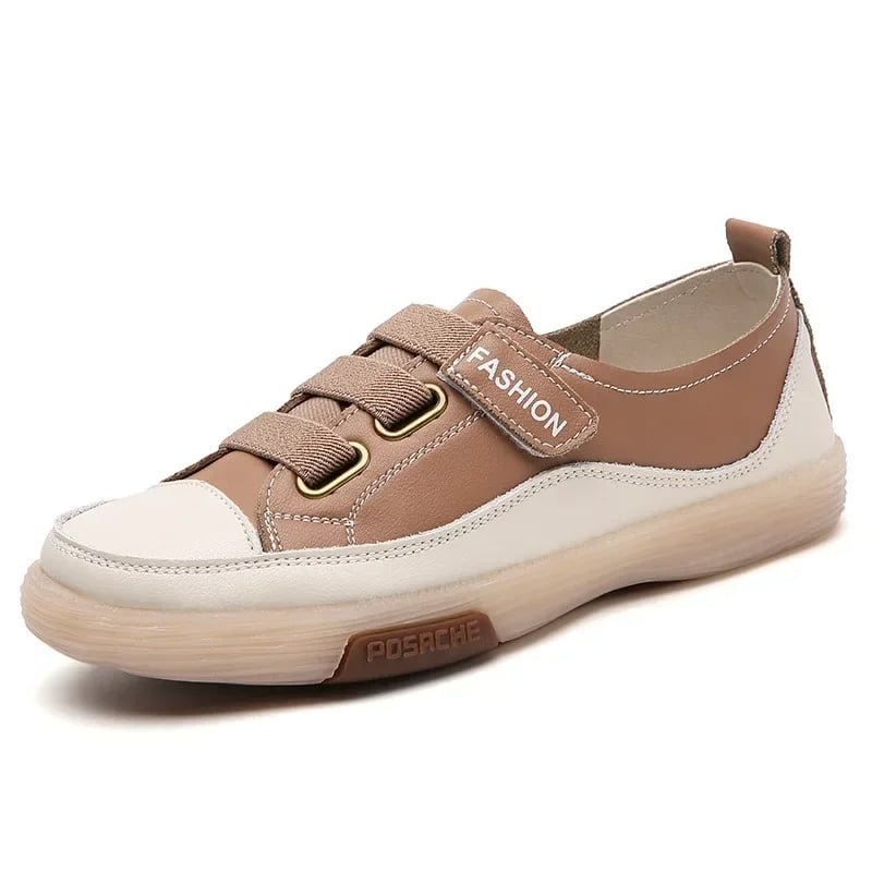 Chaussure orthopédique scratch en cuir fendu sur fond blanc