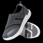 Chaussure orthopédique scratch grise et respirante sur fond noir