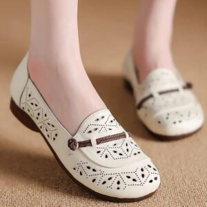 Chaussure pour pied plat blanche en cuir fendu sur les pieds d'une femme