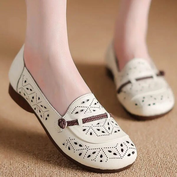 Chaussure pour pied plat blanche en cuir fendu sur les pieds d'une femme